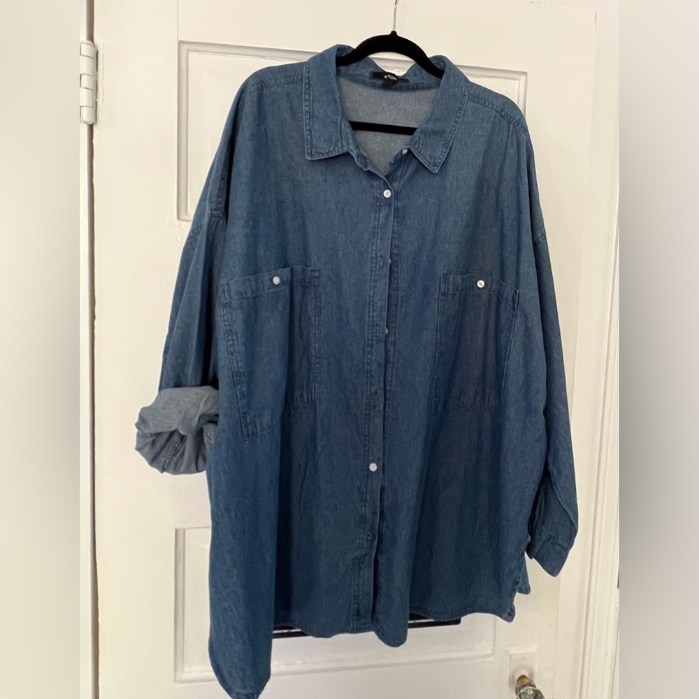 ELLOS DENIM SHIRT WITH LARGE FRONT POCKETS NWOT 22/24 Plus